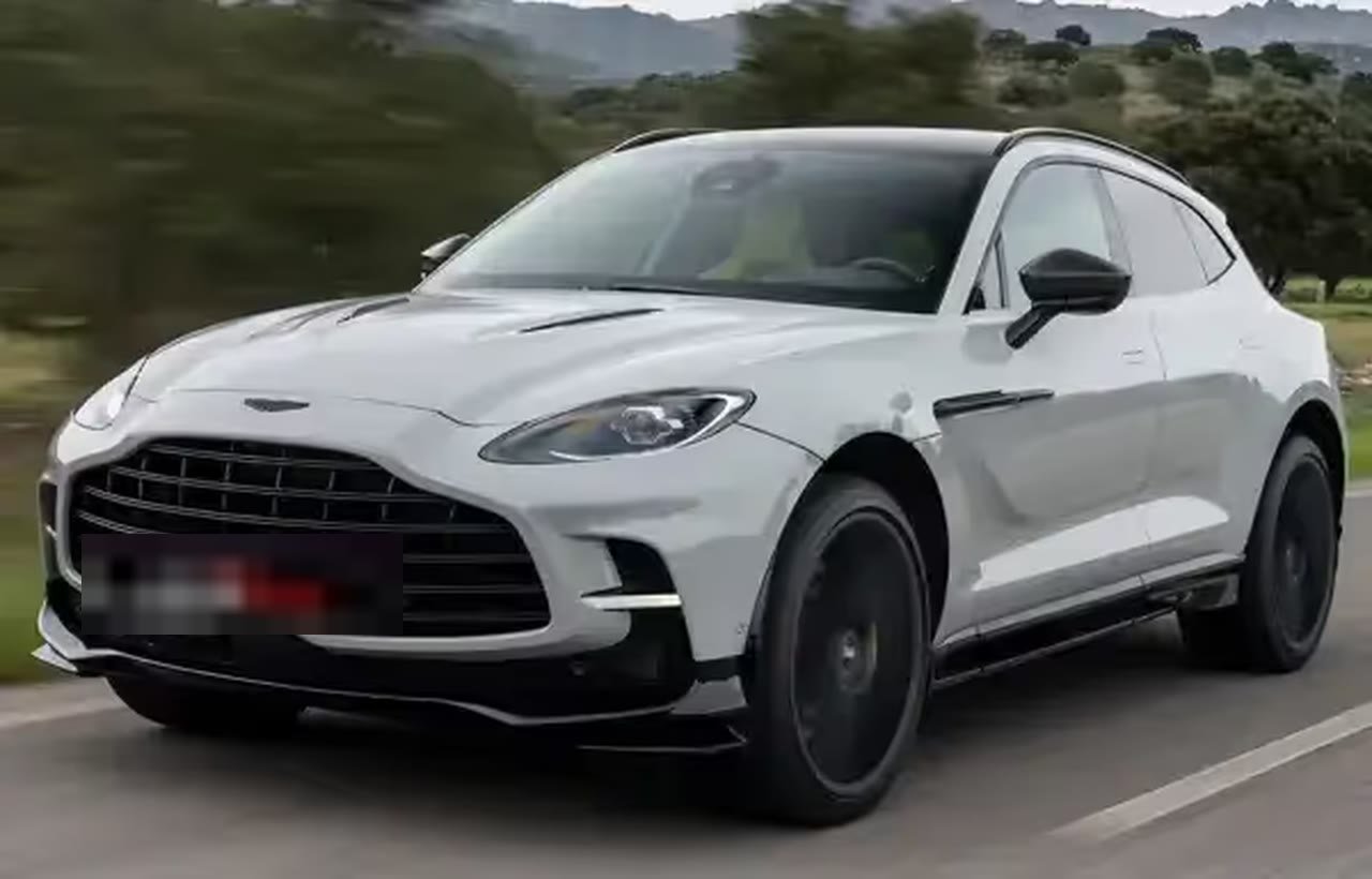 Aston Martin DBX 707 de alquiler en Barcelona — Serres Drive