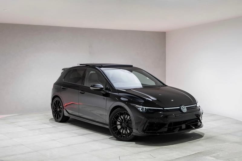 Volkswagen Golf 8.5 R de alquiler en Barcelona, vista tres cuartos delantera