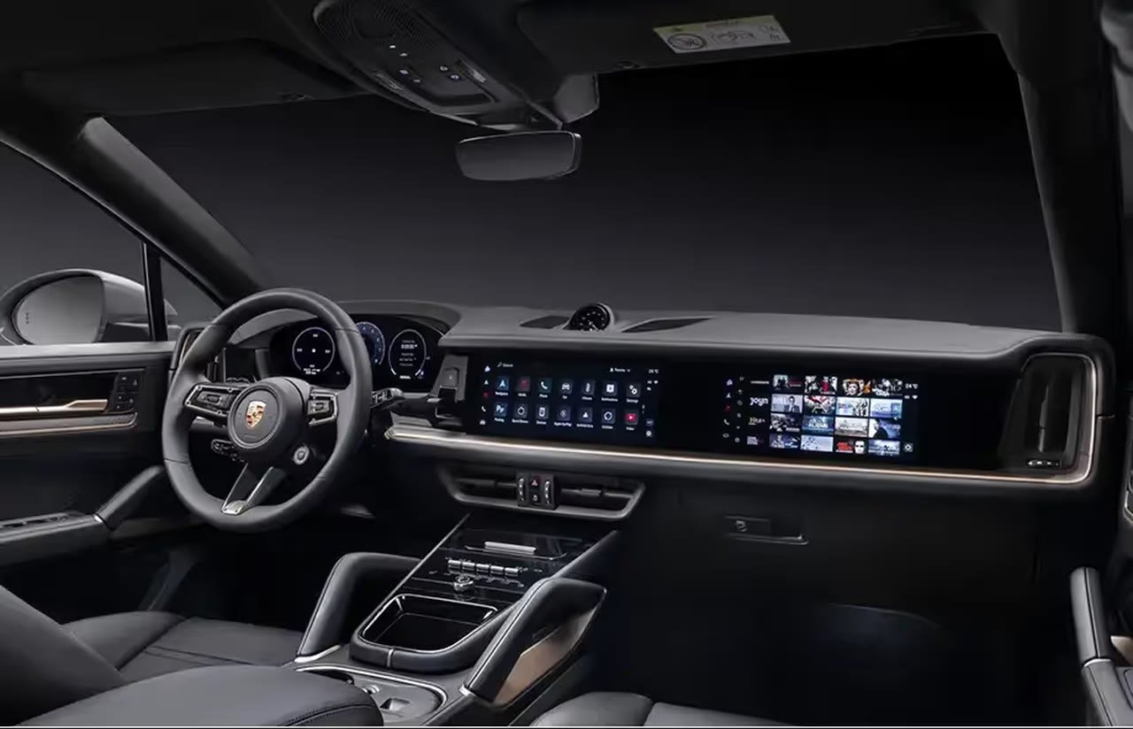 Interior de un Porsche Cayenne con las pantallas del salpicadero encendidas